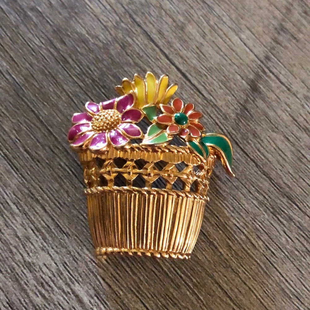 Flower 💐 Basket Pin